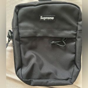 SUPREME shoulder bag
